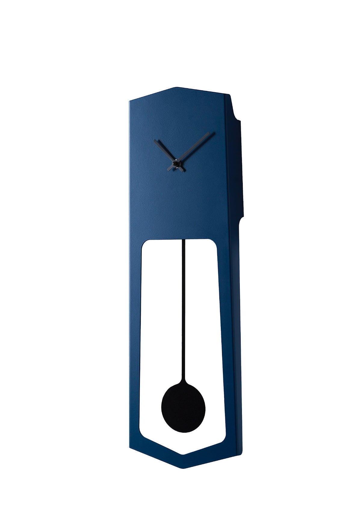 COVO AIKA Vægur – elegant pendulvægur i lakeret stål (18 × 4,2 × H 54 cm), designet af Ari Kanerva, til moderne boligindretning