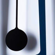 COVO AIKA Vægur – elegant pendulvægur i lakeret stål (18 × 4,2 × H 54 cm), designet af Ari Kanerva, til moderne boligindretning