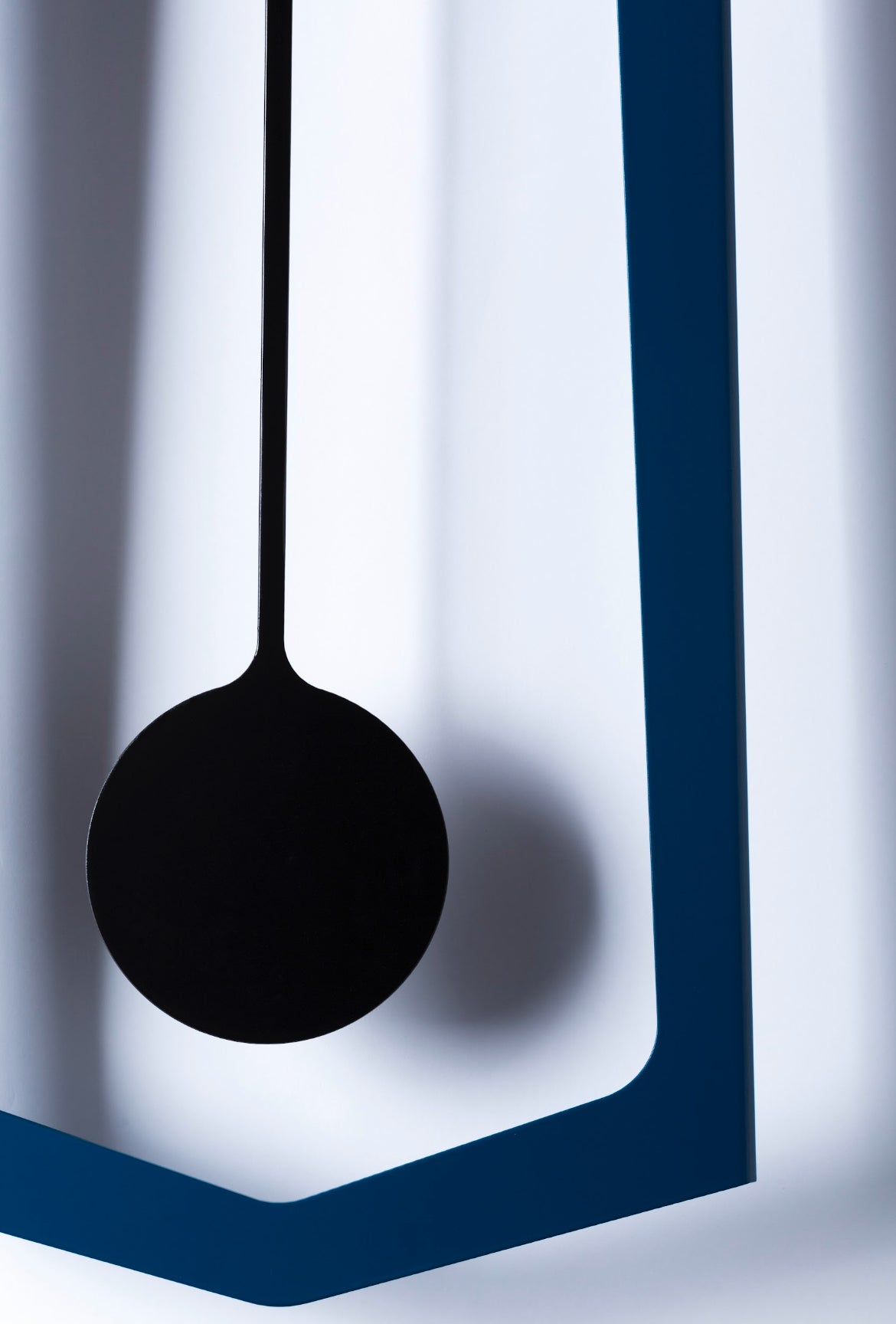 COVO AIKA Vægur – elegant pendulvægur i lakeret stål (18 × 4,2 × H 54 cm), designet af Ari Kanerva, til moderne boligindretning