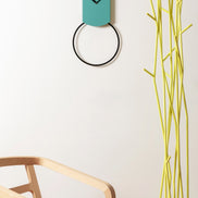 COVO Tovi Pendul Vægur – minimalistisk vægur med pendul (L 30 × B 3,8 × H 53,5 cm), stål i flere farver: hvid, sort, guld-gul, turkis