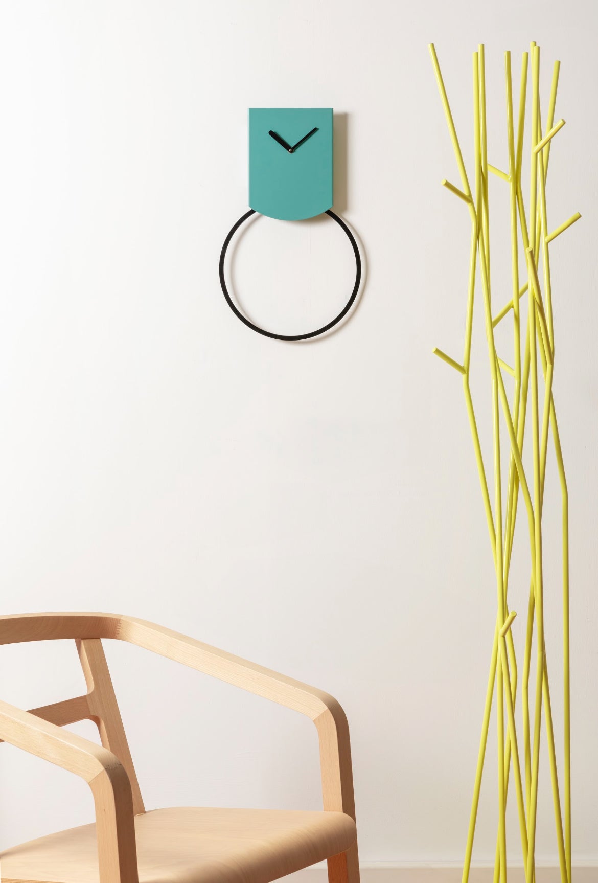 COVO Tovi Pendul Vægur – minimalistisk vægur med pendul (L 30 × B 3,8 × H 53,5 cm), stål i flere farver: hvid, sort, guld-gul, turkis