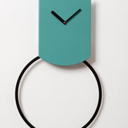 COVO Tovi Pendul Vægur – minimalistisk vægur med pendul (L 30 × B 3,8 × H 53,5 cm), stål i flere farver: hvid, sort, guld-gul, turkis