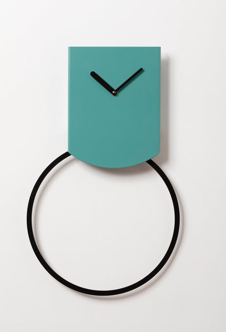 COVO Tovi Pendul Vægur – minimalistisk vægur med pendul (L 30 × B 3,8 × H 53,5 cm), stål i flere farver: hvid, sort, guld-gul, turkis