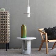 Covo U-Turn Sidebord – skulpturelt sidebord i Carrara­marmor (Ø 55 × H 45 cm), italiensk håndværk