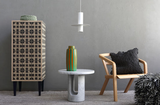 Covo U-Turn Sidebord – skulpturelt sidebord i Carrara­marmor (Ø 55 × H 45 cm), italiensk håndværk