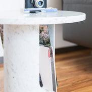 Covo U-Turn Sidebord – skulpturelt sidebord i Carrara­marmor (Ø 55 × H 45 cm), italiensk håndværk