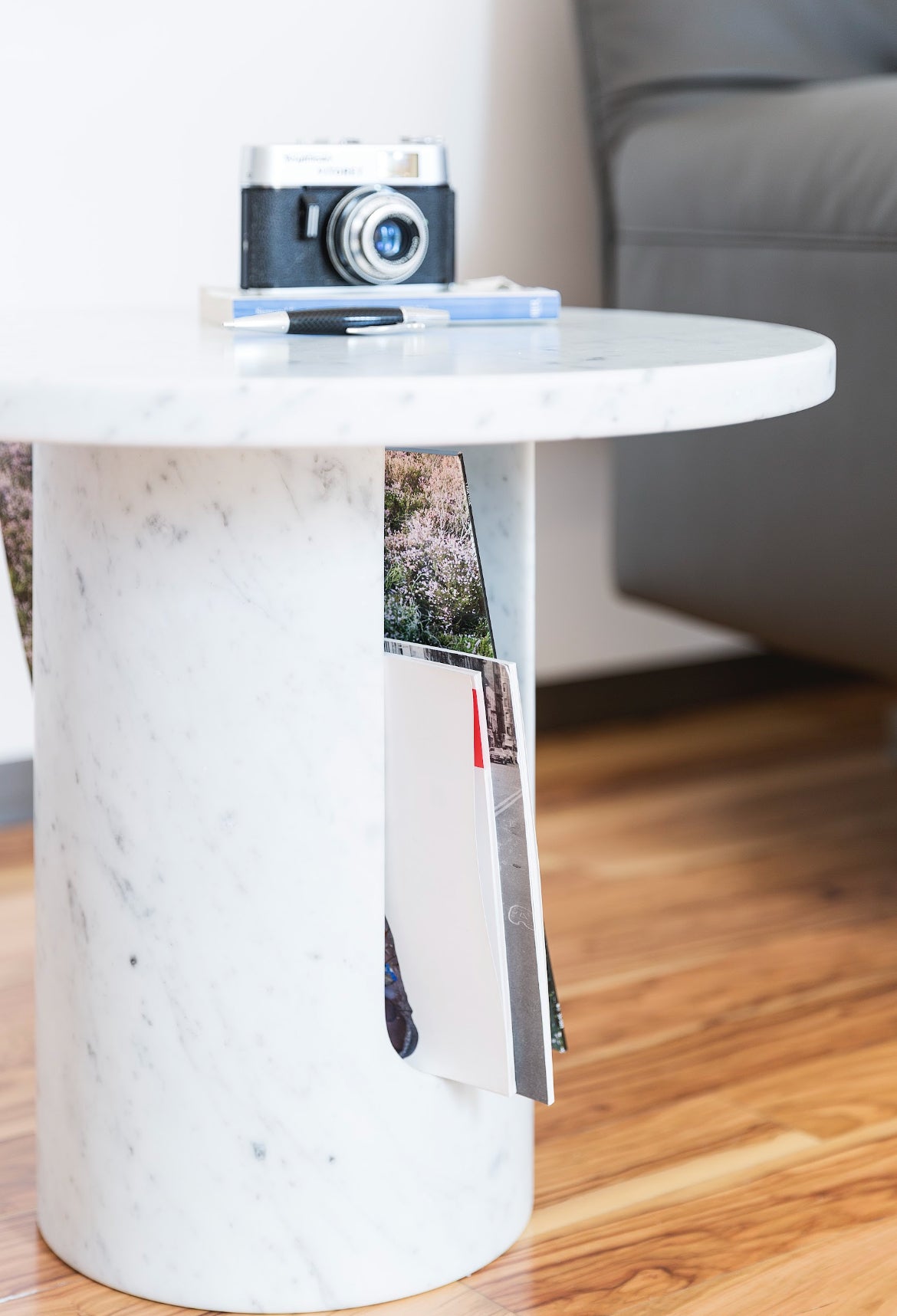 Covo U-Turn Sidebord – skulpturelt sidebord i Carrara­marmor (Ø 55 × H 45 cm), italiensk håndværk