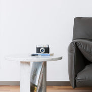 Covo U-Turn Sidebord – skulpturelt sidebord i Carrara­marmor (Ø 55 × H 45 cm), italiensk håndværk