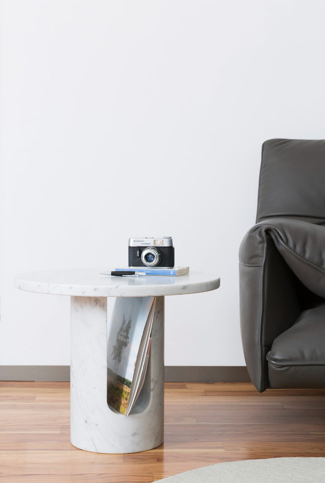 Covo U-Turn Sidebord – skulpturelt sidebord i Carrara­marmor (Ø 55 × H 45 cm), italiensk håndværk