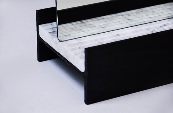 Iannis Eleganza Riflessa Gulv‑Spejl – fritstående, elegant spejl med base i marmor og stål, 60 × 180 cm, italiensk design