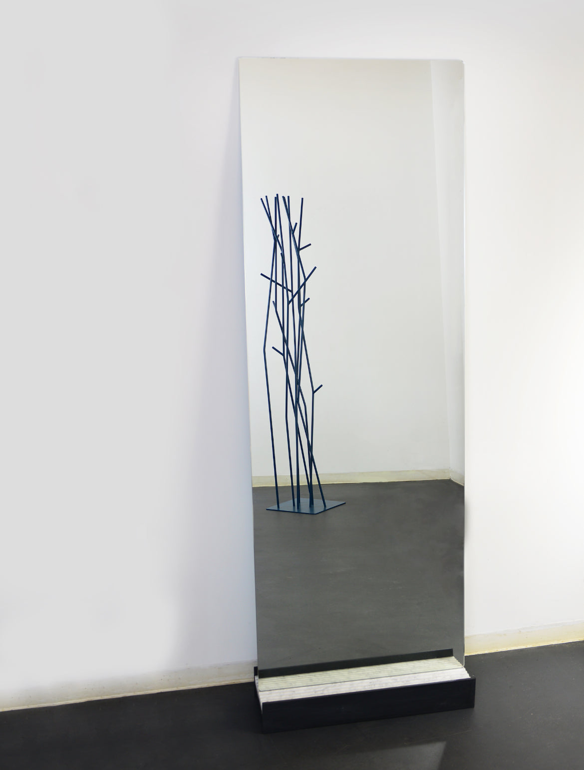 Iannis Eleganza Riflessa Gulv‑Spejl – fritstående, elegant spejl med base i marmor og stål, 60 × 180 cm, italiensk design