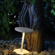 Edvige – bærbar trådløs lampe i lakeret aluminium, ø 24 × H 30,3 cm, designet af Enzo Calabrese, Made in Italy