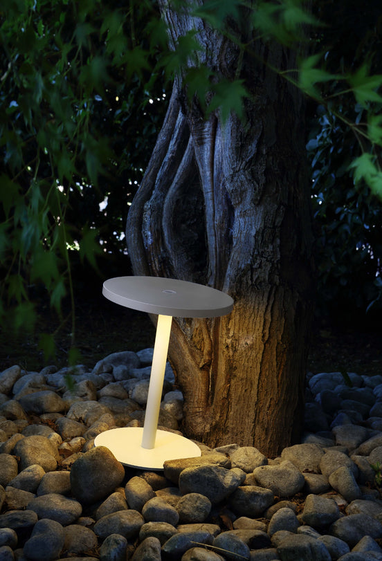 Edvige – bærbar trådløs lampe i lakeret aluminium, ø 24 × H 30,3 cm, designet af Enzo Calabrese, Made in Italy