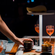 Edvige – bærbar trådløs lampe i lakeret aluminium, ø 24 × H 30,3 cm, designet af Enzo Calabrese, Made in Italy