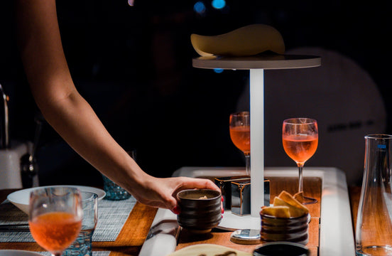 Edvige – bærbar trådløs lampe i lakeret aluminium, ø 24 × H 30,3 cm, designet af Enzo Calabrese, Made in Italy