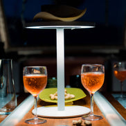 Edvige – bærbar trådløs lampe i lakeret aluminium, ø 24 × H 30,3 cm, designet af Enzo Calabrese, Made in Italy