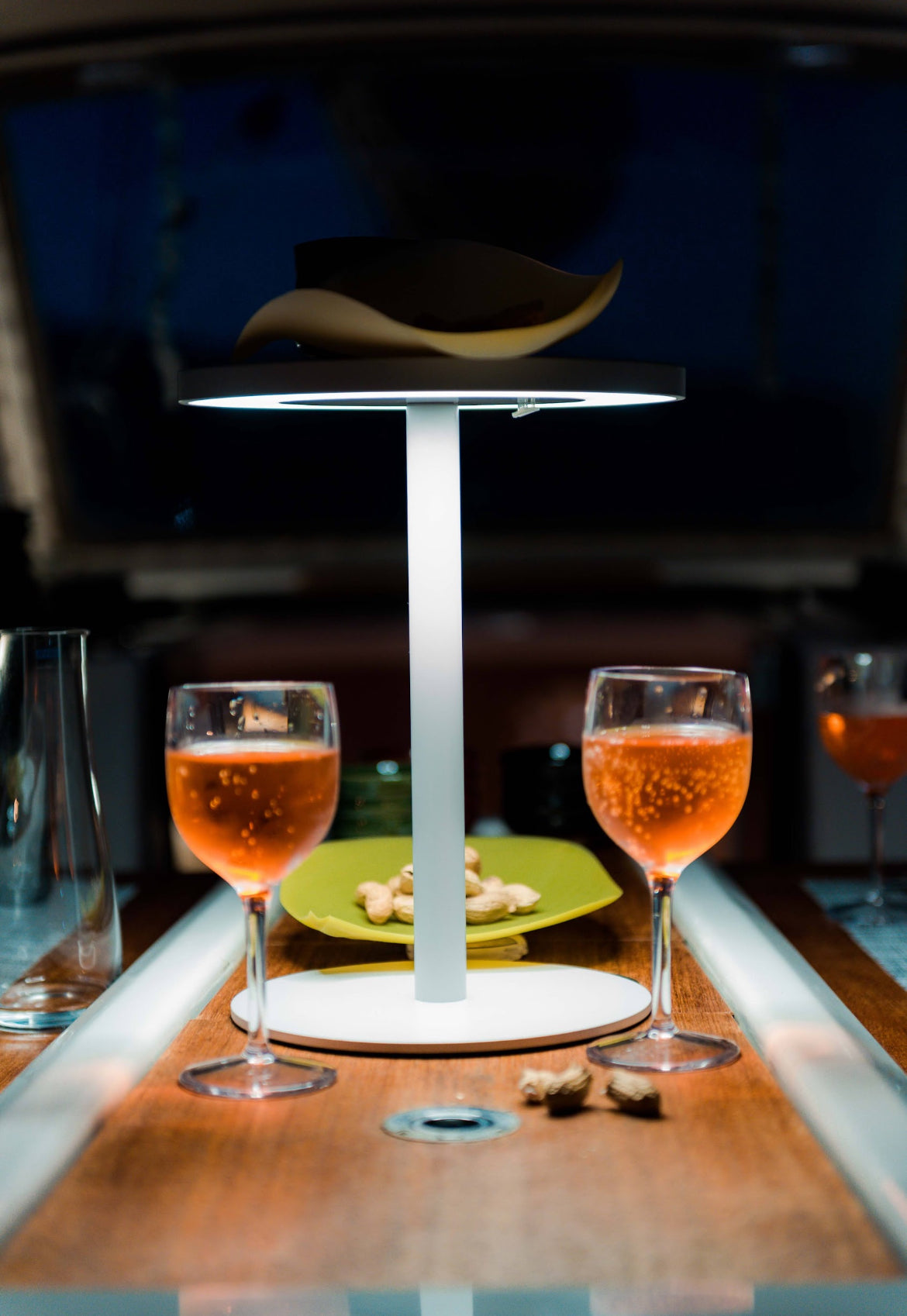 Edvige – bærbar trådløs lampe i lakeret aluminium, ø 24 × H 30,3 cm, designet af Enzo Calabrese, Made in Italy