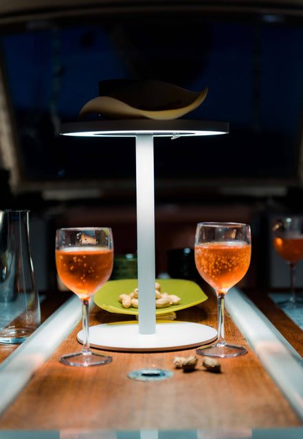 Edvige – bærbar trådløs lampe i lakeret aluminium, ø 24 × H 30,3 cm, designet af Enzo Calabrese, Made in Italy