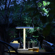 Edvige – bærbar trådløs lampe i lakeret aluminium, ø 24 × H 30,3 cm, designet af Enzo Calabrese, Made in Italy