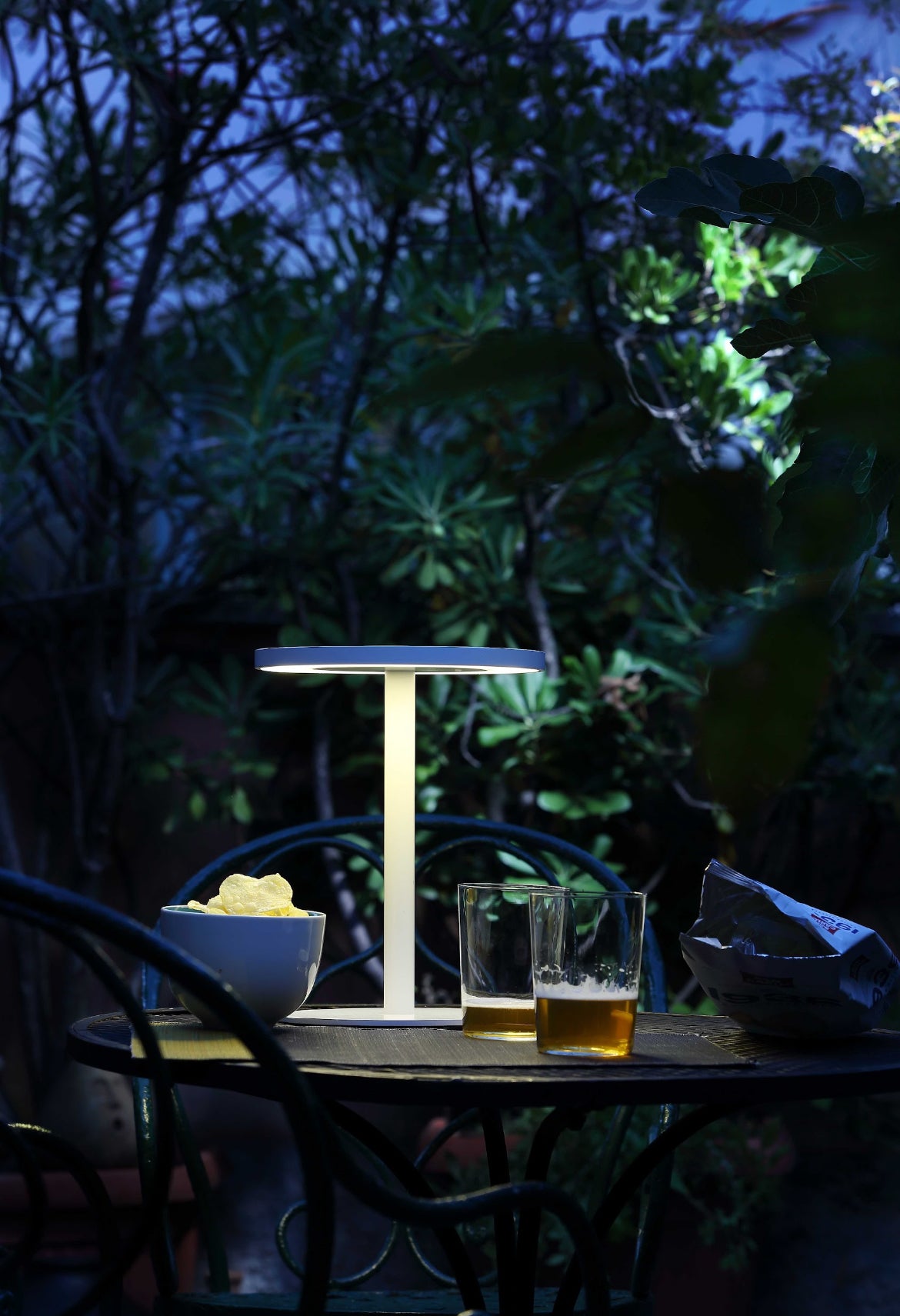 Edvige – bærbar trådløs lampe i lakeret aluminium, ø 24 × H 30,3 cm, designet af Enzo Calabrese, Made in Italy
