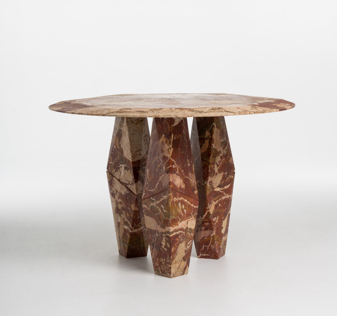 Rundt spisebord 110Ø - Massivt marmor - designet af Roksolana Denys, 110 cm diameter, naturlig Breccia Pantifico marmor.