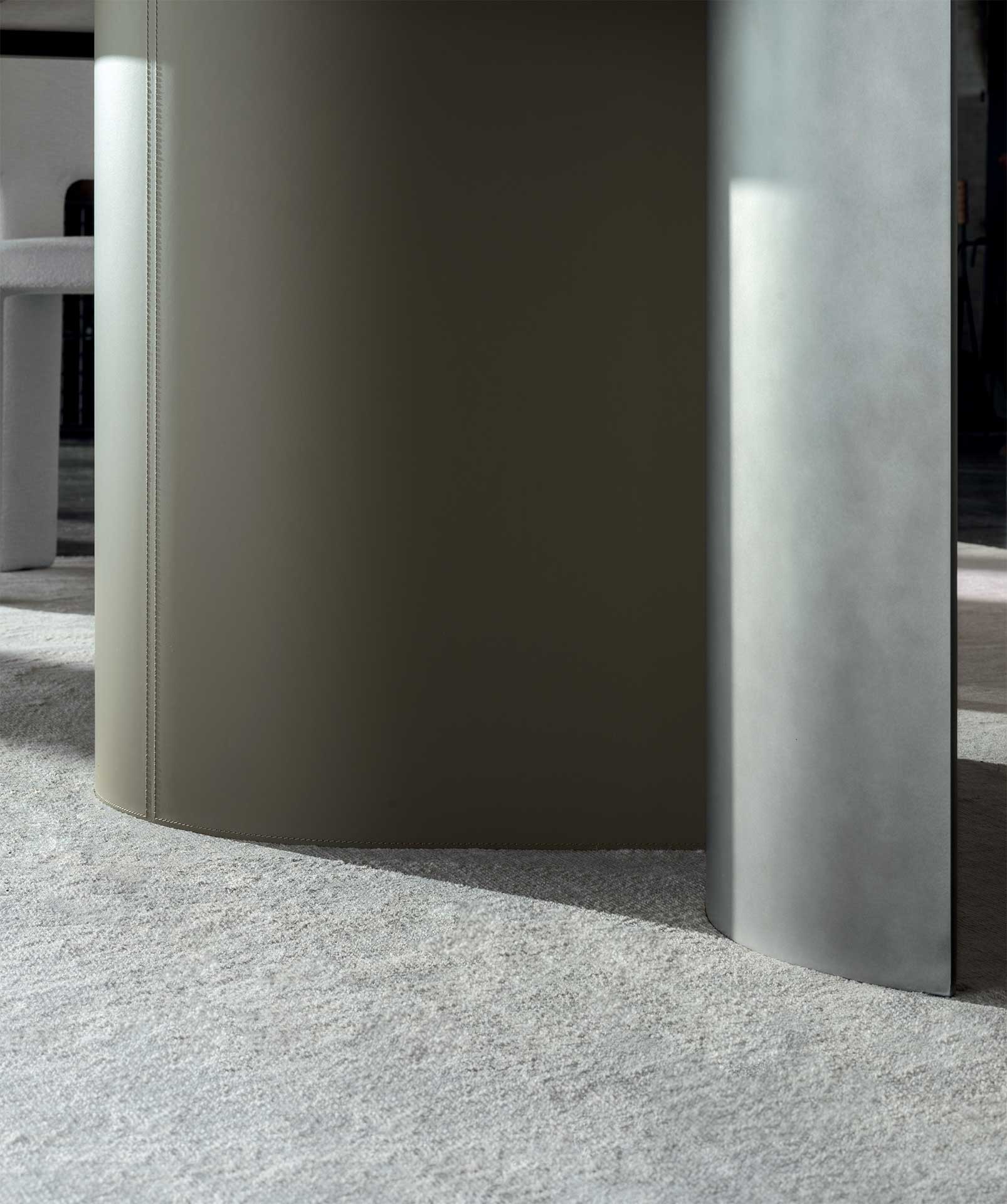 Ditre Italia Doon Spisebord – Skulpturelt Design i Marmor og Metal