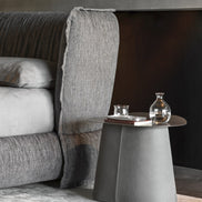 Ditre Italia Puppet Sengebord – Asymmetrisk Design i Metal og Polstring