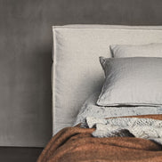 Ditre Italia Flann Seng – Blød Minimalisme med Unikke Detaljer