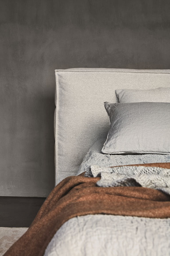 Ditre Italia Flann Seng – Blød Minimalisme med Unikke Detaljer