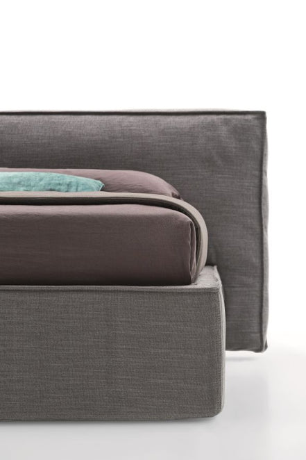 Ditre Italia Flann Seng – Blød Minimalisme med Unikke Detaljer