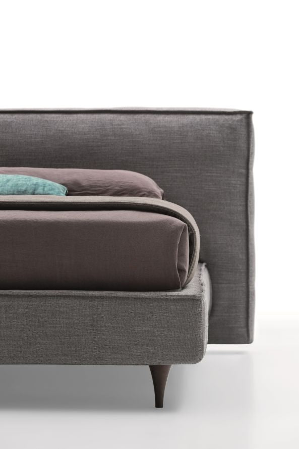 Ditre Italia Flann Seng – Blød Minimalisme med Unikke Detaljer