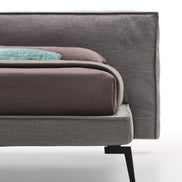 Ditre Italia Flann Seng – Blød Minimalisme med Unikke Detaljer