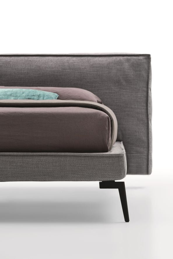 Ditre Italia Flann Seng – Blød Minimalisme med Unikke Detaljer