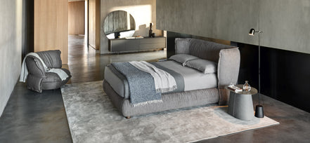 Ditre Italia Puppet Sengebord – Asymmetrisk Design i Metal og Polstring