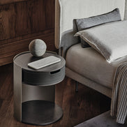 Ditre Italia Skin Sengebord – Cylindrisk Eleganse med Læderskuffe