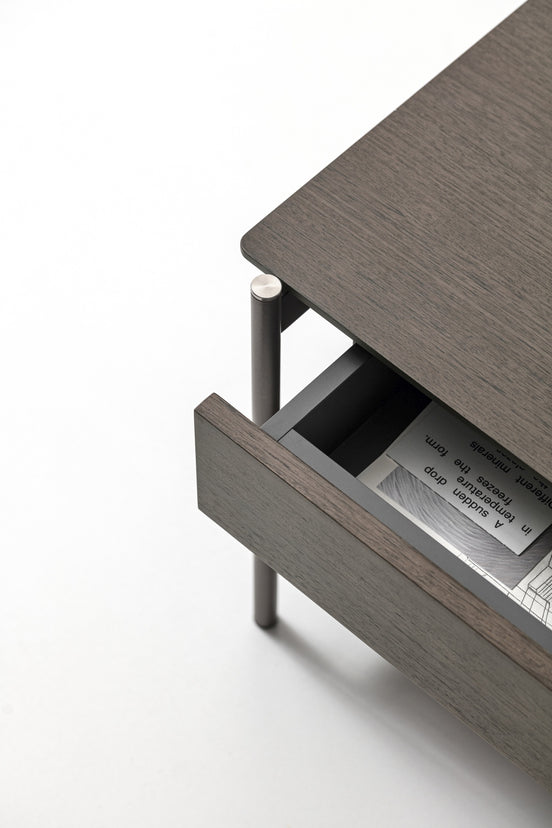 Ditre Italia Erys Sengebord – Arkitektonisk Lethed på Slankt Stel