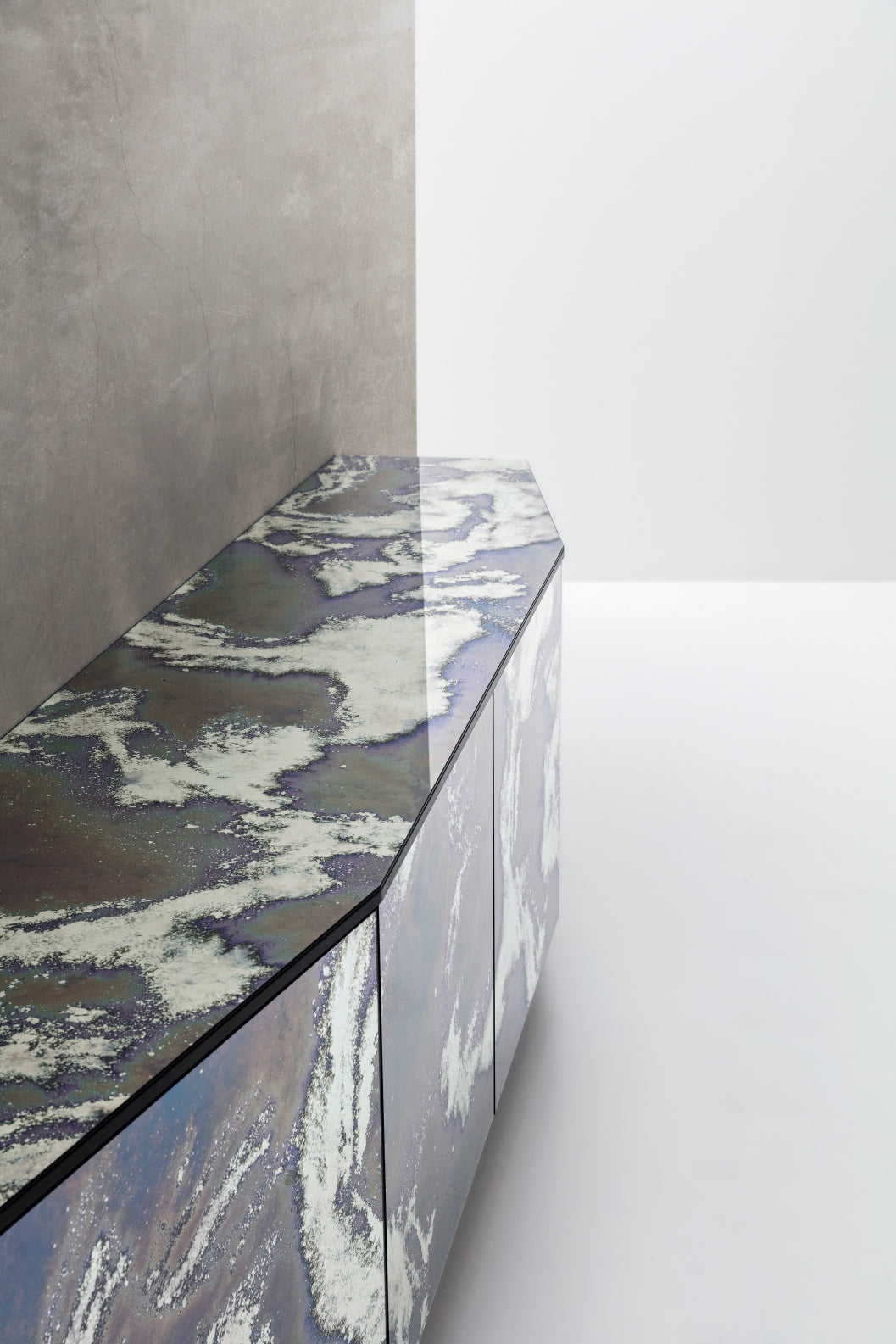 Ditre Italia Angle Skænk – Arkitektonisk Opbevaring i træ, metal eller marmor