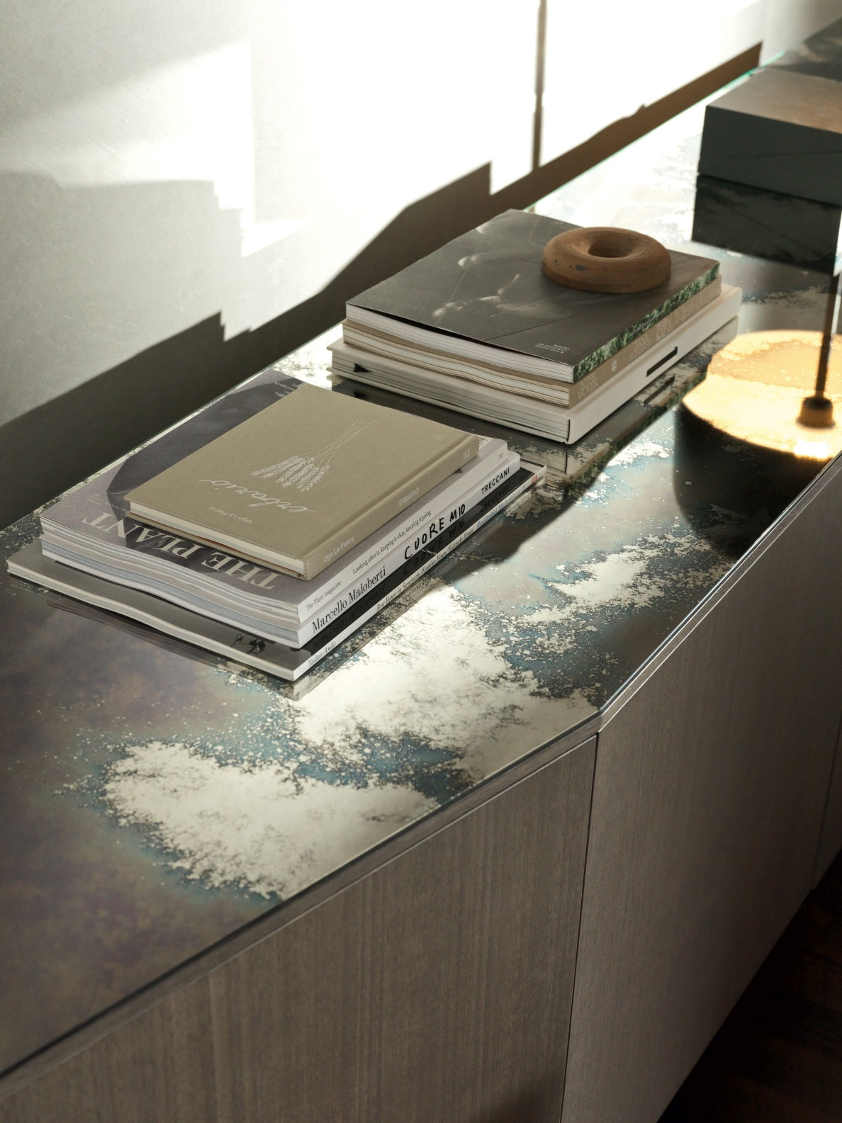 Ditre Italia Angle Skænk – Arkitektonisk Opbevaring i træ, metal eller marmor